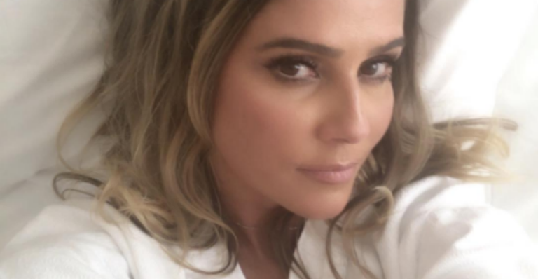 Deborah Secco mostra foto sem maquiagem e exibe suas sardas