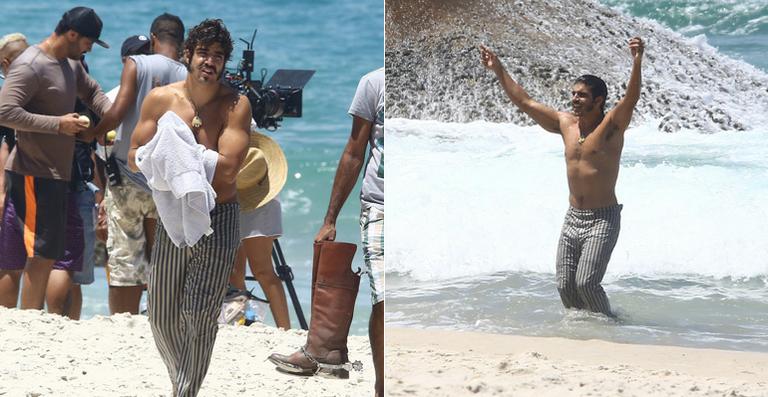 Caio Castro exibe boa forma em gravação de ‘Novo Mundo’ na praia