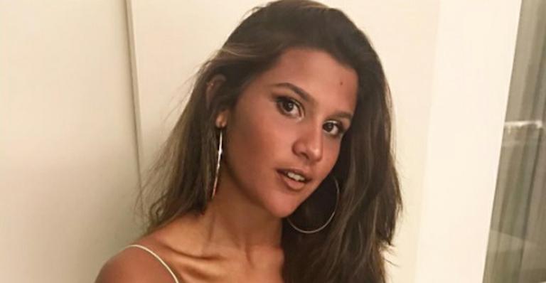 Giulia Costa posa de biquíni e esbanja boa forma em boia de unicórnio