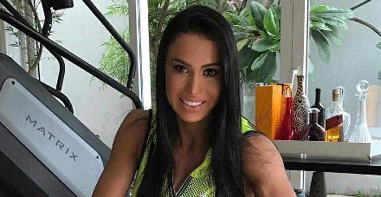 Gracyanne Barbosa posa de biquíni fio dental e exibe bumbum na nuca nos Emirados Árabes