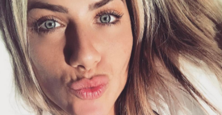 Feito criança! Giovanna Ewbank se diverte em dia de folga na piscina