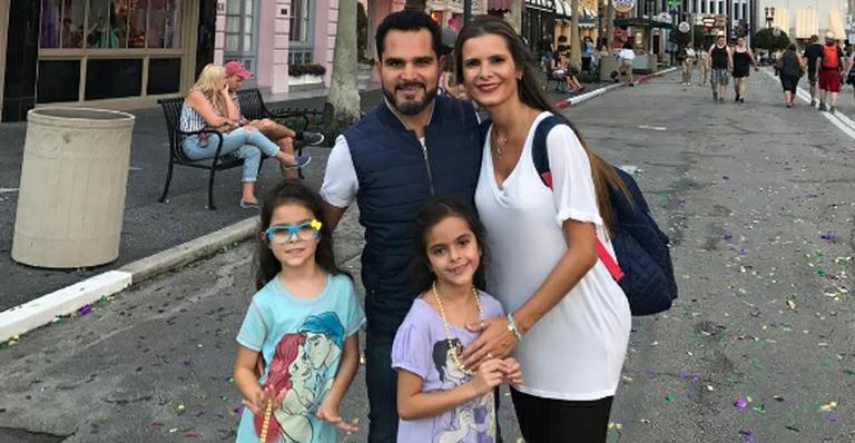 Luciano Camargo se declara para as filhas gêmeas: “Presentes de Deus para mim”