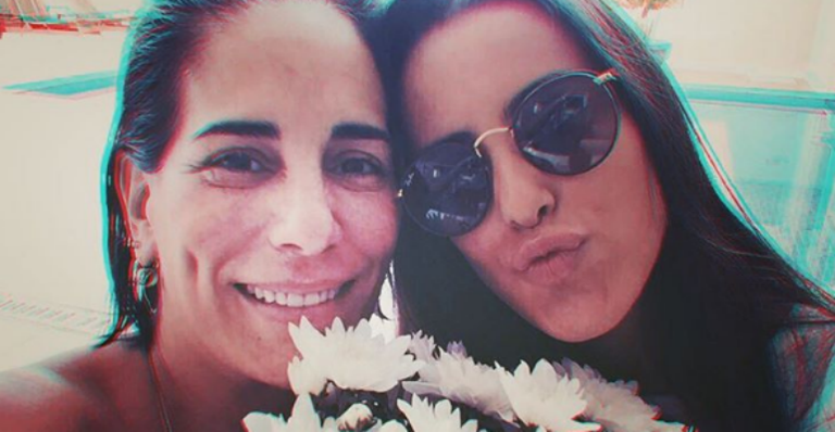 Ana Morais posta vídeo cantando e ganha elogio da mãe, Gloria Pires: “Coisa linda”