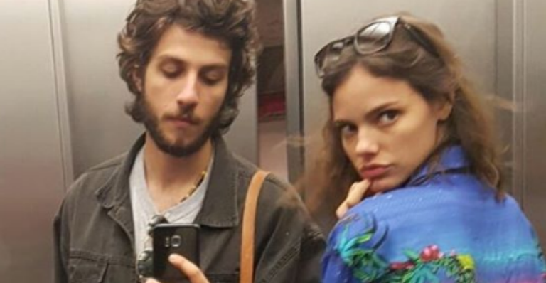 Chay Suede posta foto fofa ao lado de Laura Neiva e se declara: “Te amo”