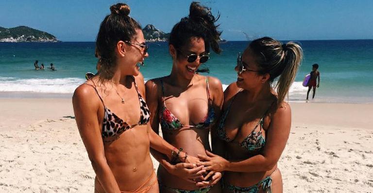 Yanna Lavigne exibe linda barriga de grávida em dia na praia com as amigas