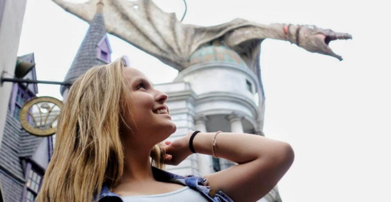 Larissa Manoela volta à Orlando e se diverte no parque temático de Harry Potter