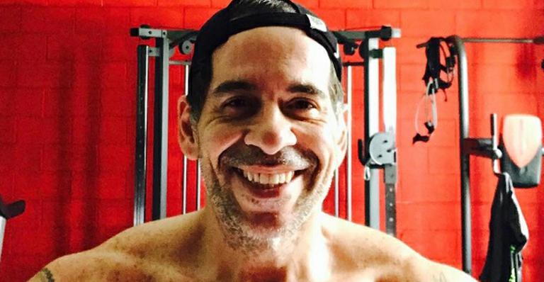Leandro Hassum exibe os músculos em foto sem camisa