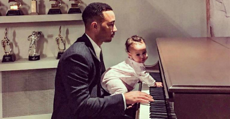 John Legend recebe ‘ajuda’ da filha em ensaio para o Oscar