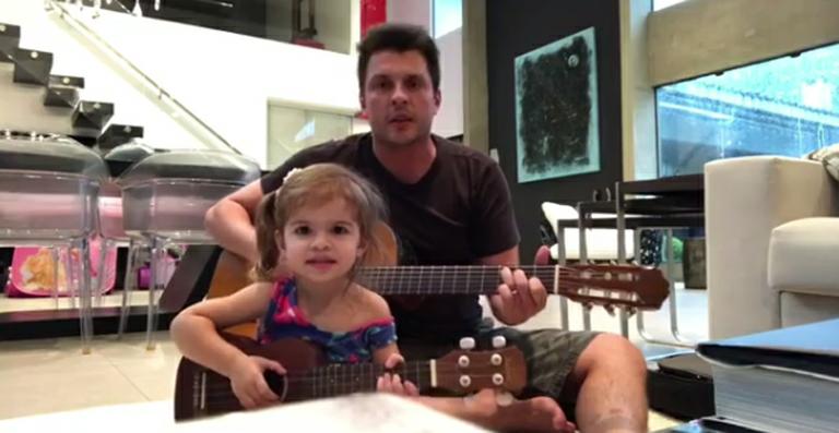 Wellington Muniz mostra método para fazer Valentina dormir
