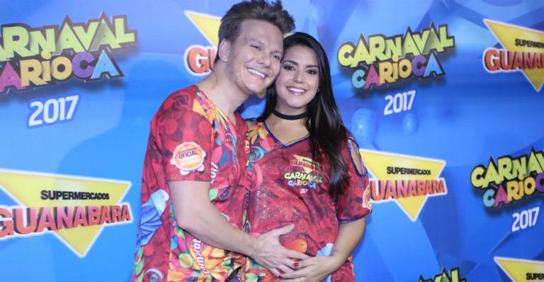 Grávida, Thais Fersoza curte o carnaval no Rio e relembra 1° encontro com Michel Teló