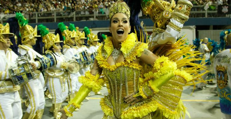 Dani Bolina desfila no carnaval paulista com fantasia comportada