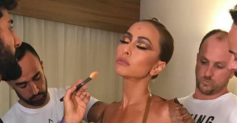 Sabrina Sato posa seminua na preparação para reinar no carnaval