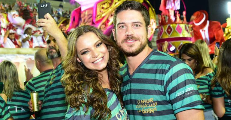 Milena Toscano e Marco Pigossi pulam carnaval na Marquês de Sapucaí