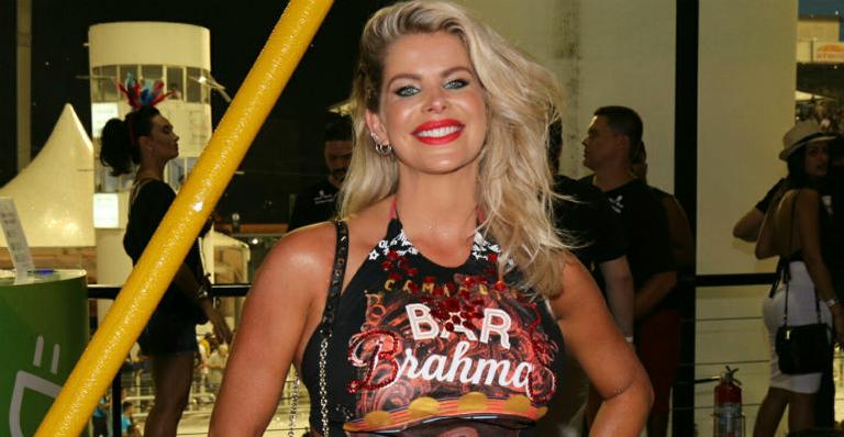 Grávida, Karina Bacchi exibe barriguinha no carnaval em São Paulo