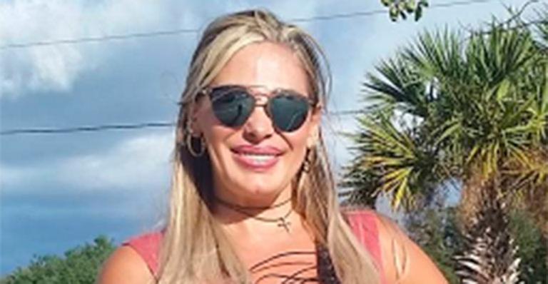 Após se converter, Ângela Bismarchi curte carnaval em família na Flórida