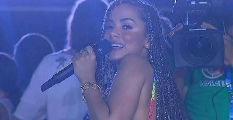 Após estreia em trio, Anitta agradece apoio dos fãs: “Sem palavras”