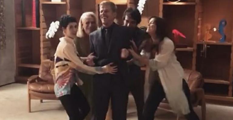 Elenco de ‘A Lei do Amor’ dança a música ‘Segura o Tchan’ e brinca com José Mayer