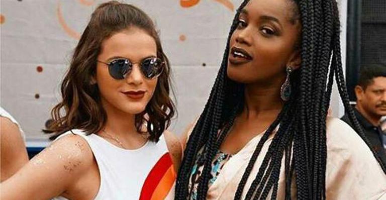 Bruna Marquezine se diverte em bloco com amigos