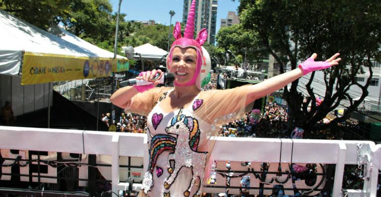 Vestida de unicórnio, Carla Perez comanda bloco infantil