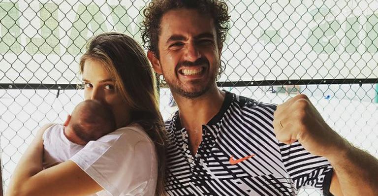 Felipe Andreoli compartilha foto com Rafa Brites e o filho, Rocco