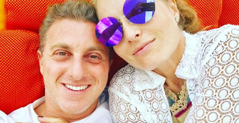Luciano Huck enterra os filhos na areia: “Férias”