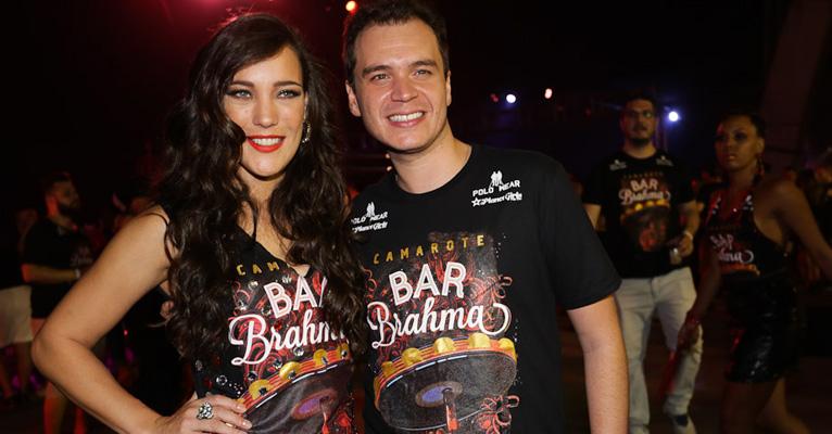 Adriana Birolli e o noivo,  Alexandre Contini, assistem desfile das escolas de samba de São Paulo