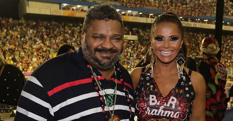 Após desfile, Viviane Araujo relaxa em camarote e assiste show de Arlindo Cruz