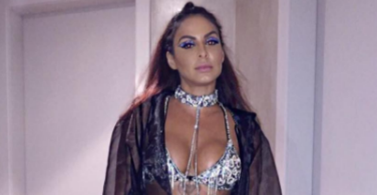 De biquíni, Alinne Rosa comanda trio em Salvador