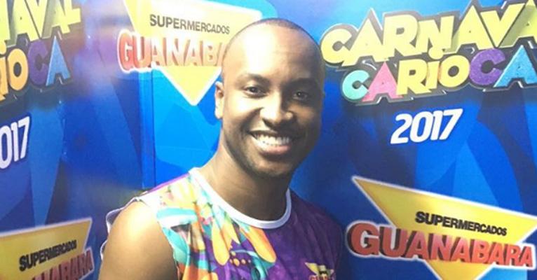 Sem Fernanda Souza, Thiaguinho exibe braço forte em show em camarote no Rio