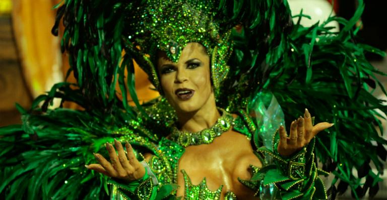 Cacau Colucci exibe corpo sarado em desfile da Dragões da Real