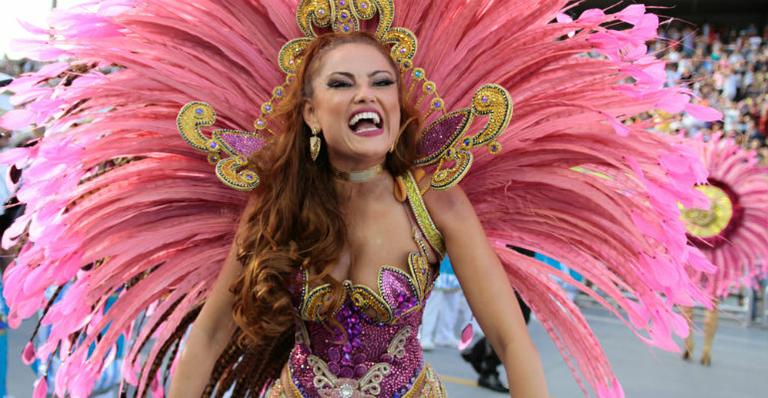 Com o sol raiando, Ellen Rocche entrar na avenida e mostra samba no pé