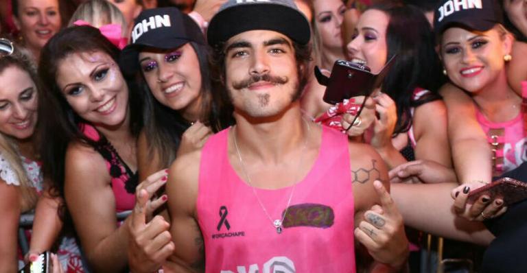 Caio Castro faz alegria dos fãs durante carnaval em Santa Catarina