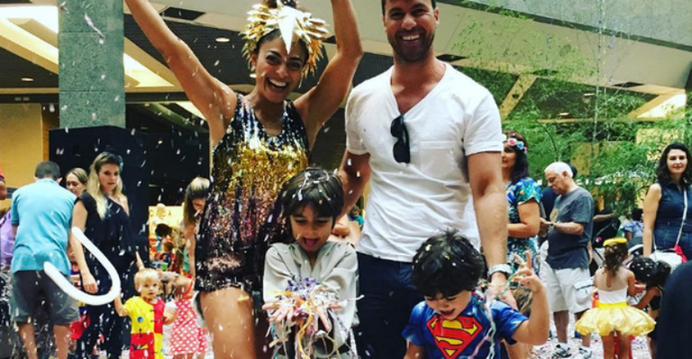 Juliana Paes curte bloco de carnaval com os filhos, Pedro e Antônio