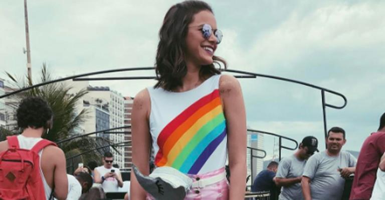 Em bloco, Bruna Marquezine arrasa fazendo o ‘quadradinho’ ao som de Anitta