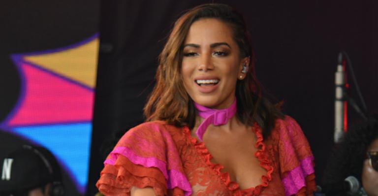 Anitta brinca com os fãs sobre nova plástica: “Peguei vocês”