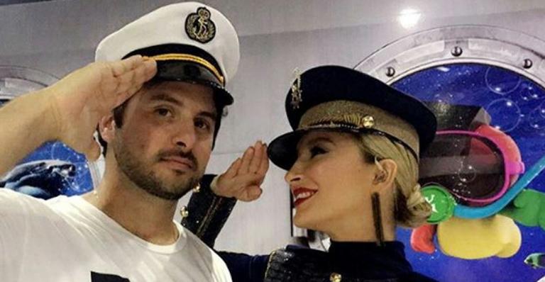 Claudia Leitte usa fantasia de marinheira em Salvador