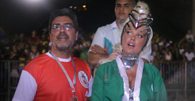 Xuxa recebe o carinho de Junno Andrade no desfile da Grande Rio
