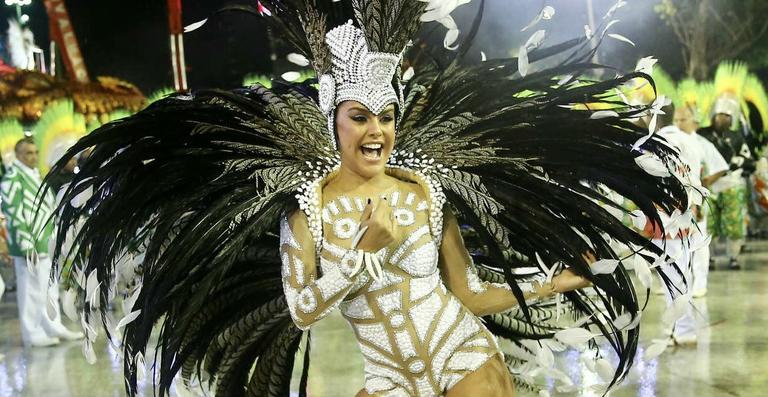 Paloma Bernardi arrasa como rainha de bateria