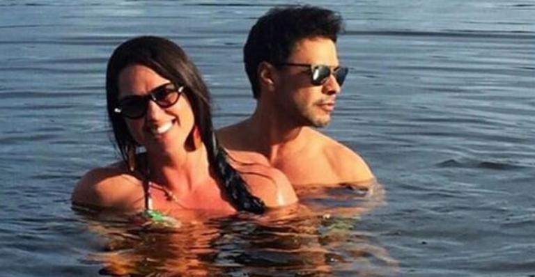 Graciele Lacerda exibe o bumbum com biquíni sexy em folga com Zezé di Camargo