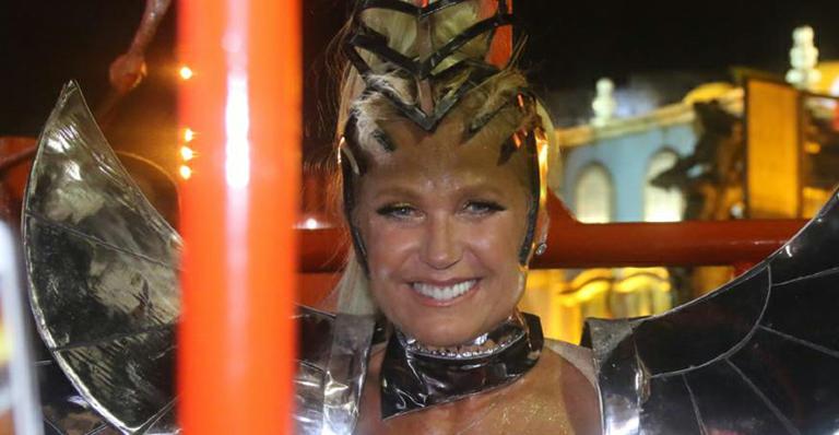 Fantasia ousada de Xuxa rouba a cena no desfile da Grande Rio