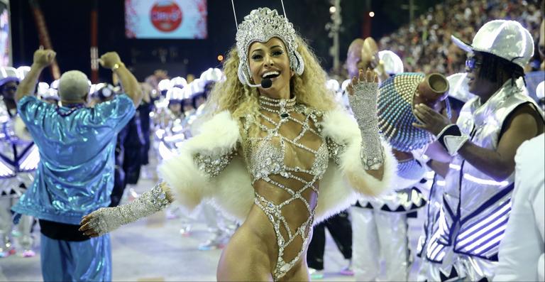 Sabrina Sato abusa da sensualidade em fantasia para a Vila Isabel