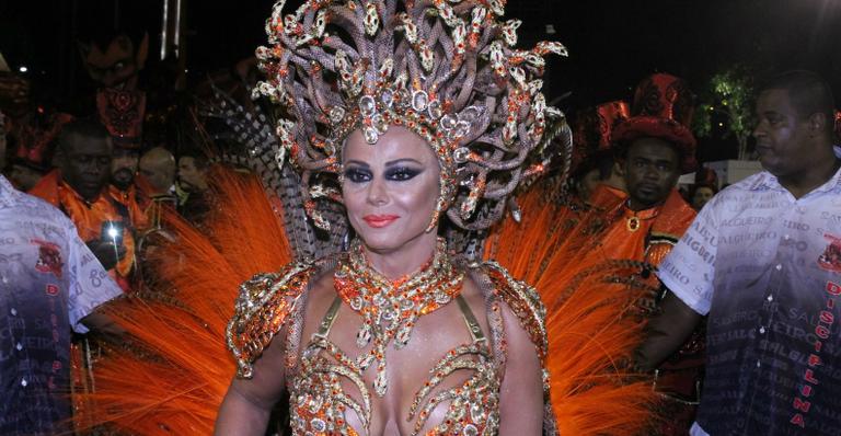 Viviane Araújo usa fantasia inspirada na medusa