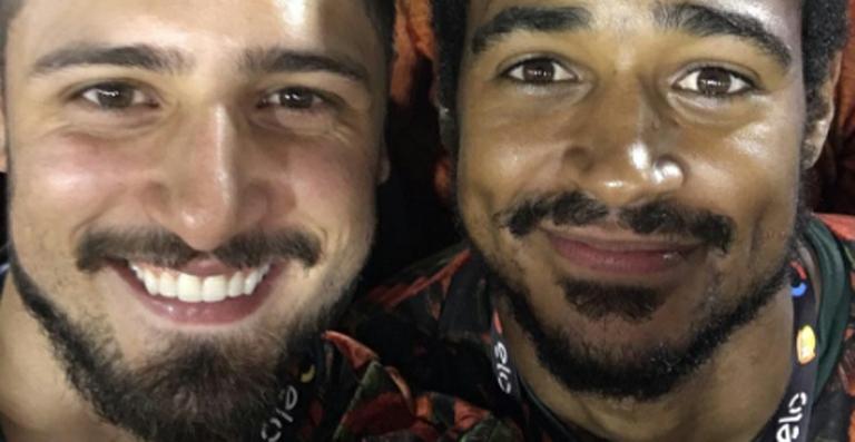 Daniel Rocha tieta Alfie Enoch na Sapucaí