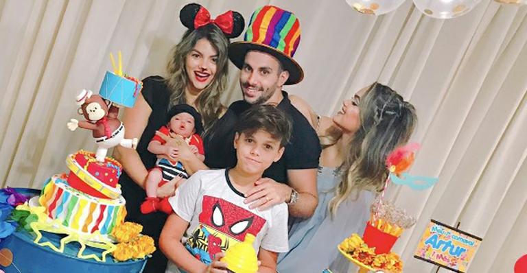 Kelly Key e Mico Freitas celebram 1 mês de Artur com festa temática