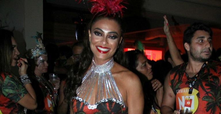 Juliana Paes adere ao aplique no cabelo para a folia