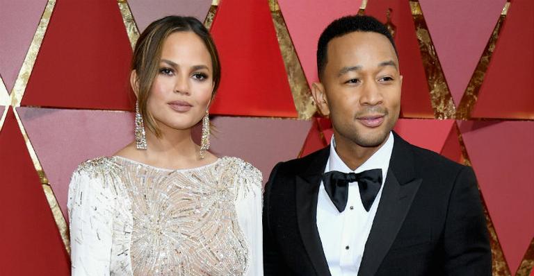 Chrissy Teigen, mulher de John Legend, dorme durante apresentação do Oscar