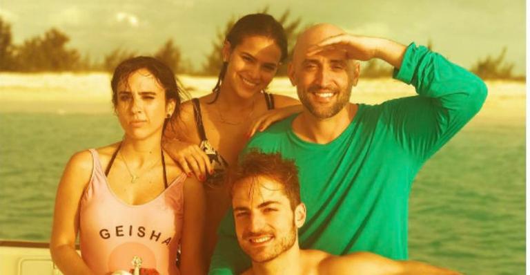 Paulo Gustavo posa no Caribe com Bruna Marquezine e Tatá Werneck