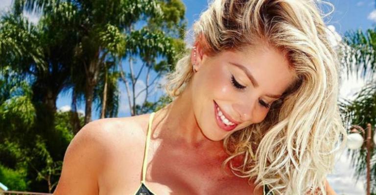 Karina Bacchi exibe a barriga de grávida em dia de piscina