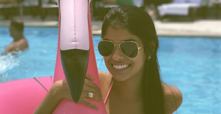 Ex-BBB Munik posa na piscina e avisa: “Mais tarde tem Sapucaí”