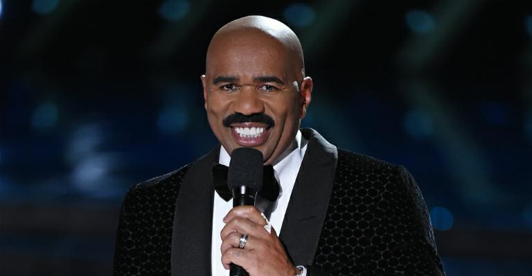 Steve Harvey, apresentador do Miss Universo, comenta gafe do Oscar
